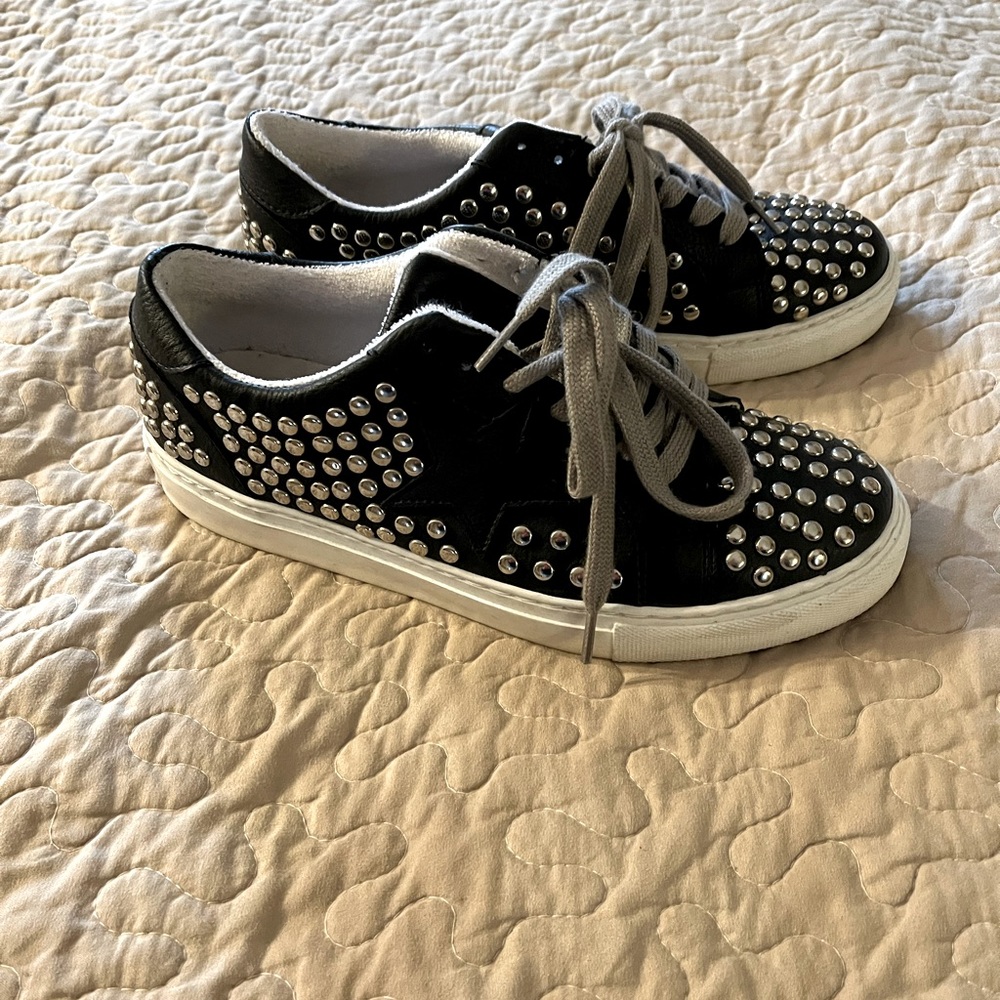 Steve Madden casual tennys. Excellent used condition